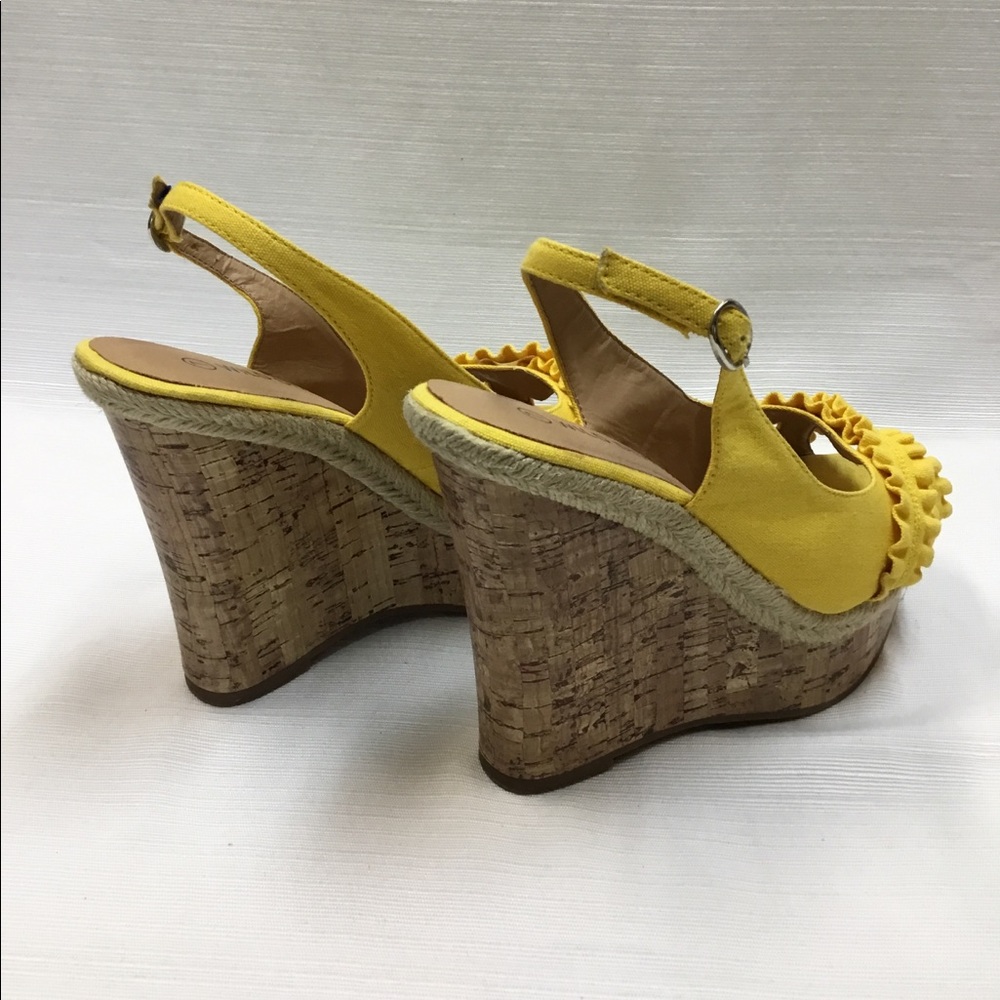 Striking Yellow Platforms.  Wild Diva - Picture 5 of 6